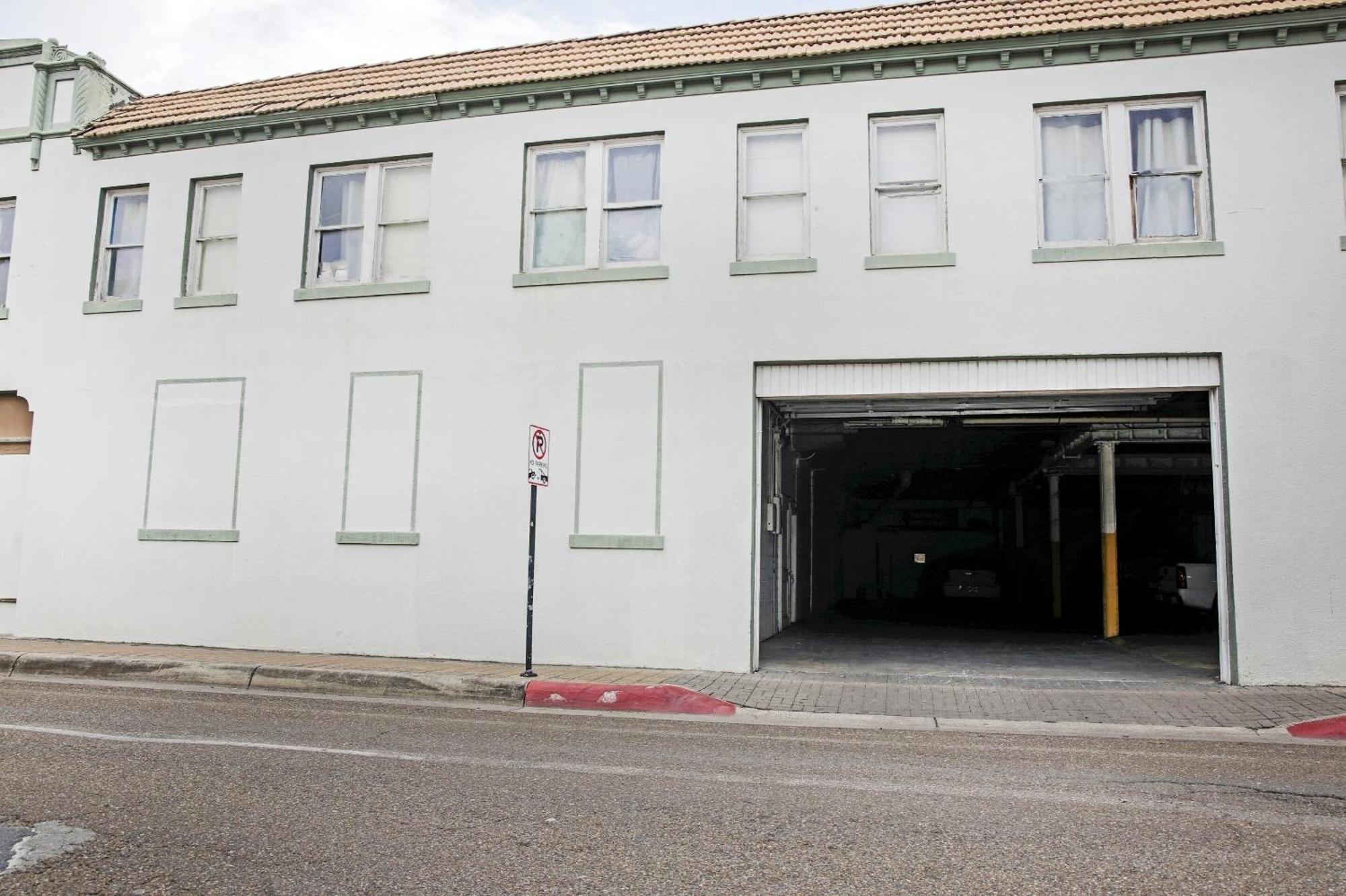 Oyo Historic Cameron Hotel Brownsville I-69E Exterior photo